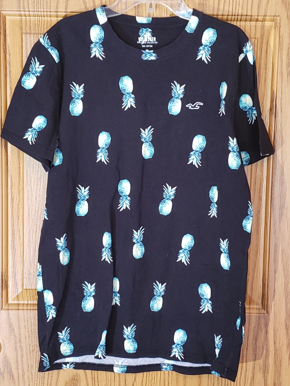 Hollister Black Tee with‎ Aqua Pineapple Print. Short Sleeve. Medium